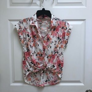 Women’s short sleeve top.